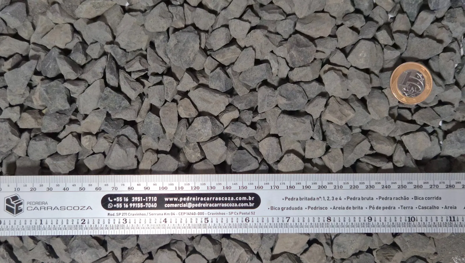 Amostra de Brita 1 - 3/4" com referência de escala